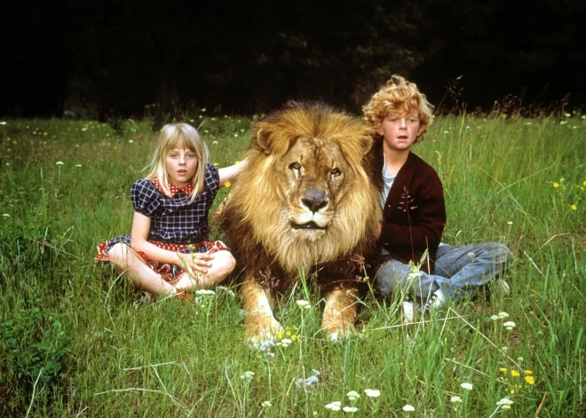 Džodija Fostere un Džonijs Vaitekers seriālā “Napoleons un Samanta” (1972).
