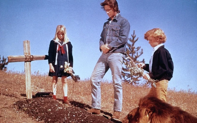 Džodija Fostere, Džonijs Vaitekers, Maikls Duglass un lauva seriāla uzņemšanas laukumā.