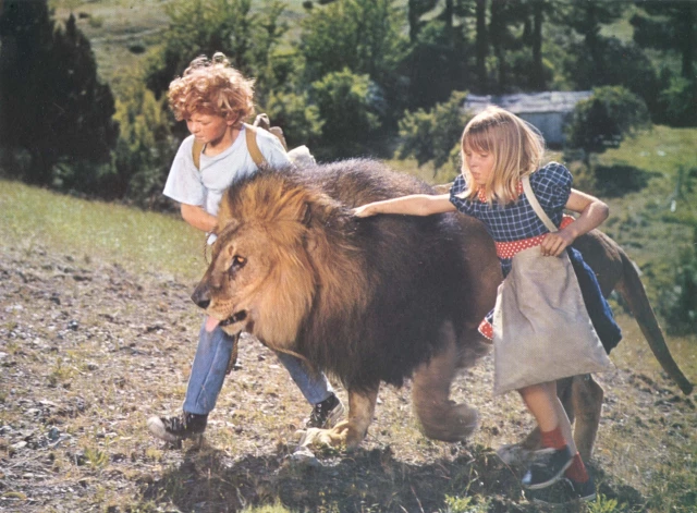 Džodija Fostere un Džonijs Vaitekers seriālā “Napoleons un Samanta” (1972).