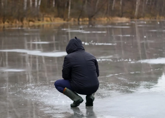 Varonīgs vīrietis Madonā izglābj ledū ielūzušu makšķernieku. "Laikam Dievs stāvēja klāt!"