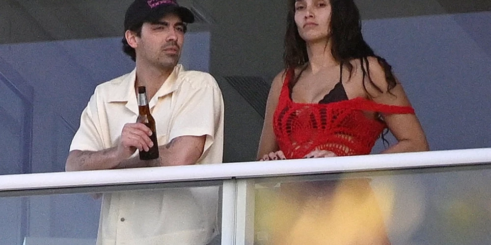 Džo Džonass un Tatjana Gabriela vēro saulrietu Maiami 2026. gada 6. janvārī.