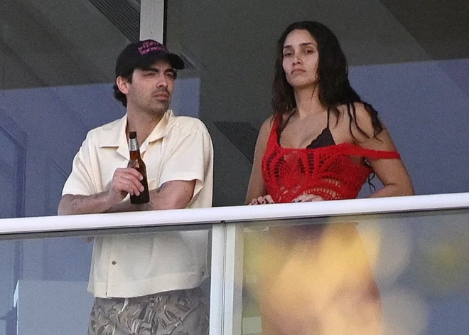 Džo Džonass un Tatjana Gabriela vēro saulrietu Maiami 2026. gada 6. janvārī.