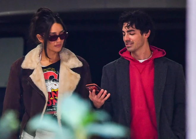 Džo Džonasa jaunās attiecības ir pilnīgi atšķirīgas no laulības dzīves ar Sofiju Tērneri