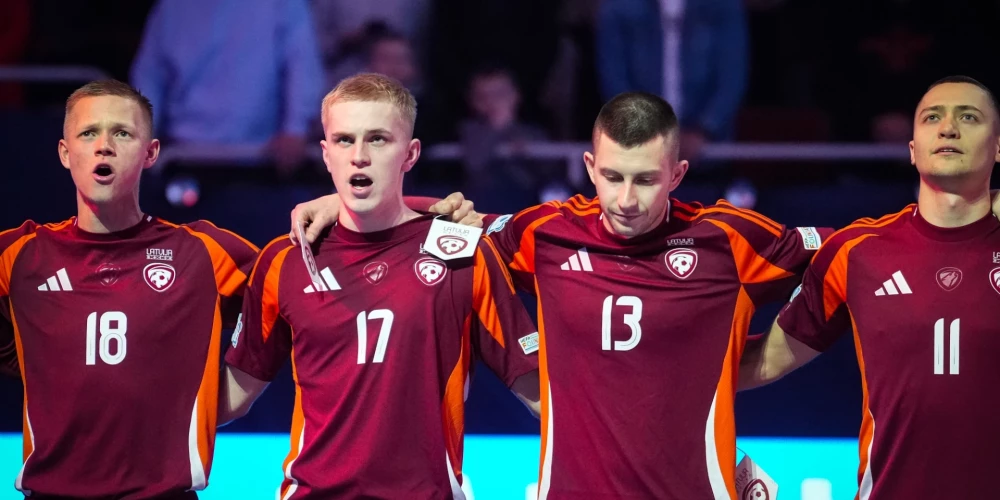 Latvijas telpu futbolisti Eiropas čempionātu sāk ar uzvaru.