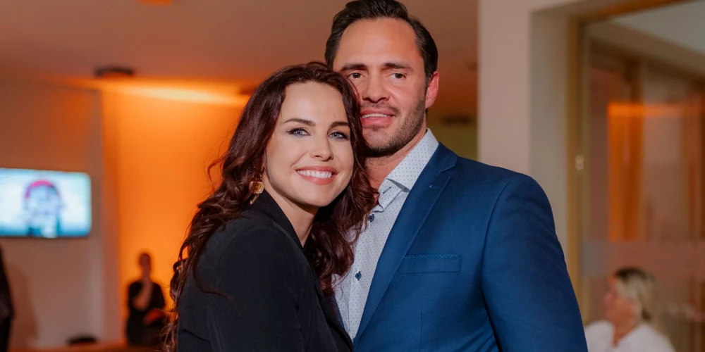  Aktrise Lelde Dreimane un viņas mīļotais Artūrs Bernāts.