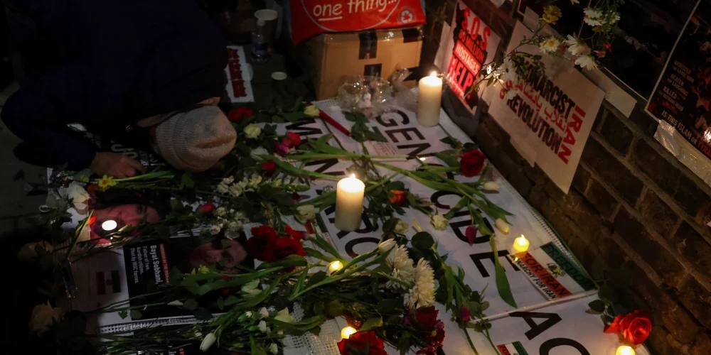 Pie Irānas vēstniecības Londonā.