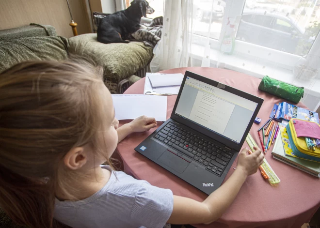 "Mācībām ir jānotiek pamatā klātienē" – būtiski ierobežos tālmācību pirmajās sešās klasēs