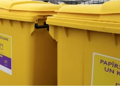 Meta pat būvgružus:  skaidro, kāpēc Ikšķilē šķiroto atkritumu konteineriem uzliktas slēdzenes