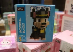 "Paw Patrol", "Hello Kitty", "Super Mario" – VID muitas darbinieki kravā no Ķīnas atklāj lielu daudzumu viltotu rotaļlietu