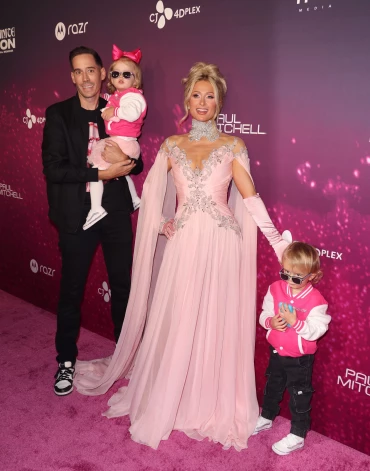 Пэрис Хилтон с мужем и детьми.