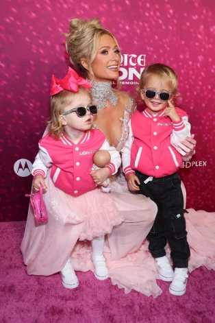 Пэрис Хилтон с детьми.