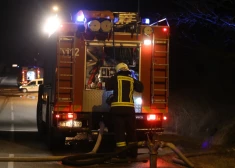 Baisa nakts Imantā: iedzīvotājus pamodina skaļi sprādzieni – mājas pagalmā mistiski uzliesmo BMW. VIDEO