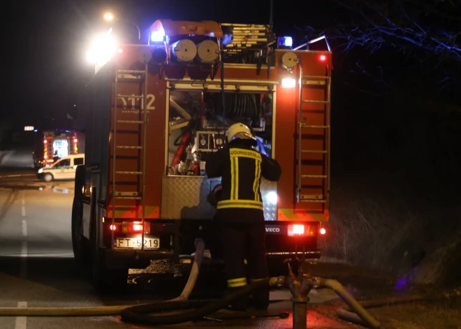 Baisa nakts Imantā: iedzīvotājus pamodina skaļi sprādzieni – mājas pagalmā mistiski uzliesmo BMW. VIDEO