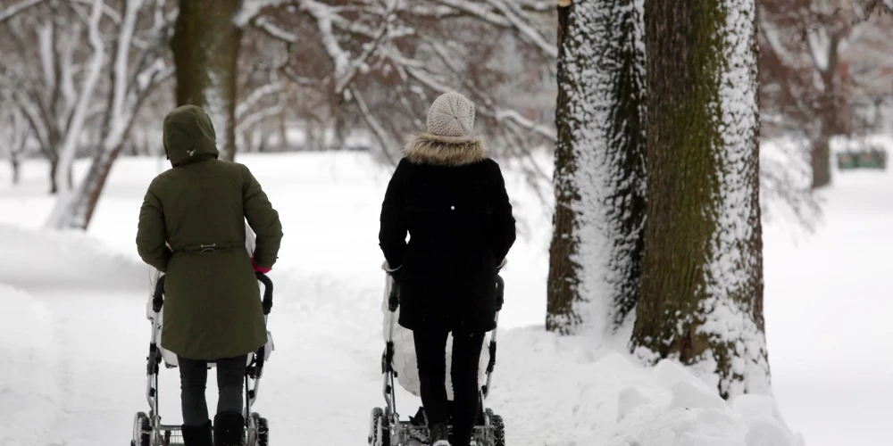Sievietes ar bērnu ratiņiem.