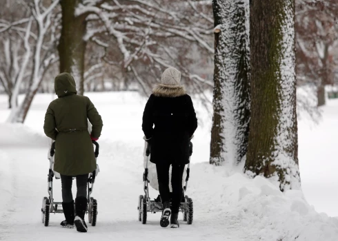 Sievietes ar bērnu ratiņiem.