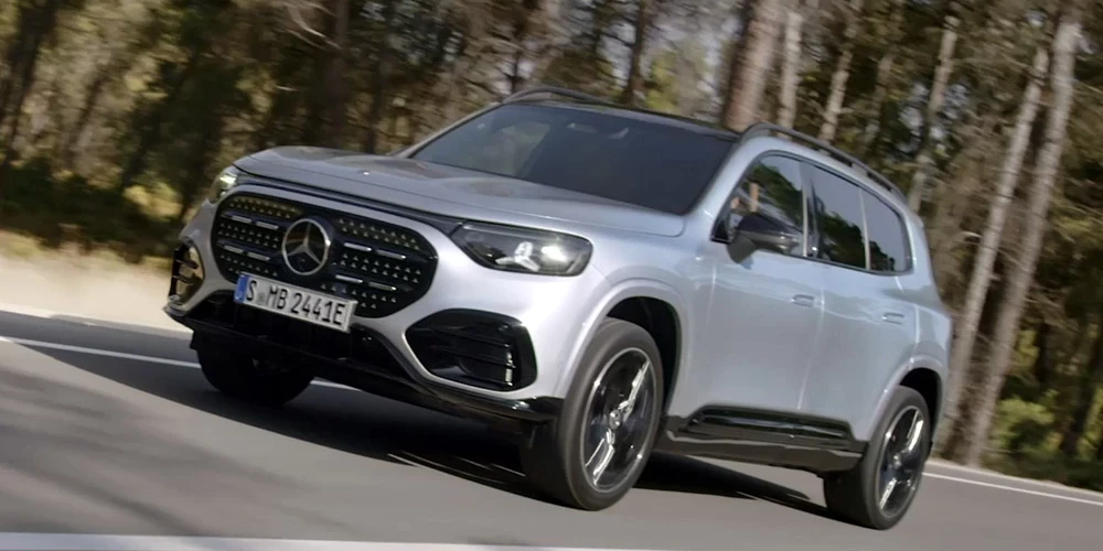 Jaunais Mercedes GLB iemantojis arī jaunākās paaudzes vadītāja saskarni, pilnizmēra priekšējo paneļa ekrānu un Mercedes izstrādātu operētājistsēmu.