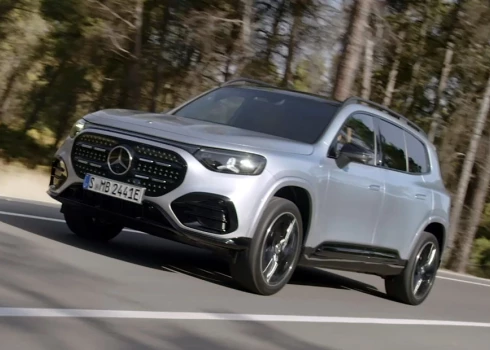 Jaunais Mercedes GLB iemantojis arī jaunākās paaudzes vadītāja saskarni, pilnizmēra priekšējo paneļa ekrānu un Mercedes izstrādātu operētājistsēmu.