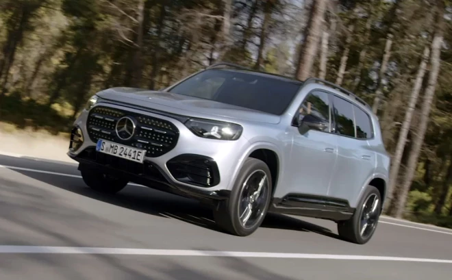 Jaunais Mercedes GLB iemantojis arī jaunākās paaudzes vadītāja saskarni, pilnizmēra priekšējo paneļa ekrānu un Mercedes izstrādātu operētājistsēmu.