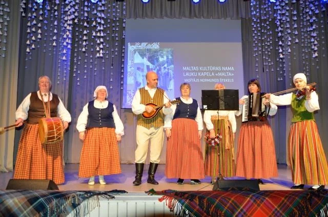 Rēzeknes novada iedzīvotāji sašutuši par pašvaldības lēmumu pārtraukt daļas amatierkolektīvu vadītāju algošanu.