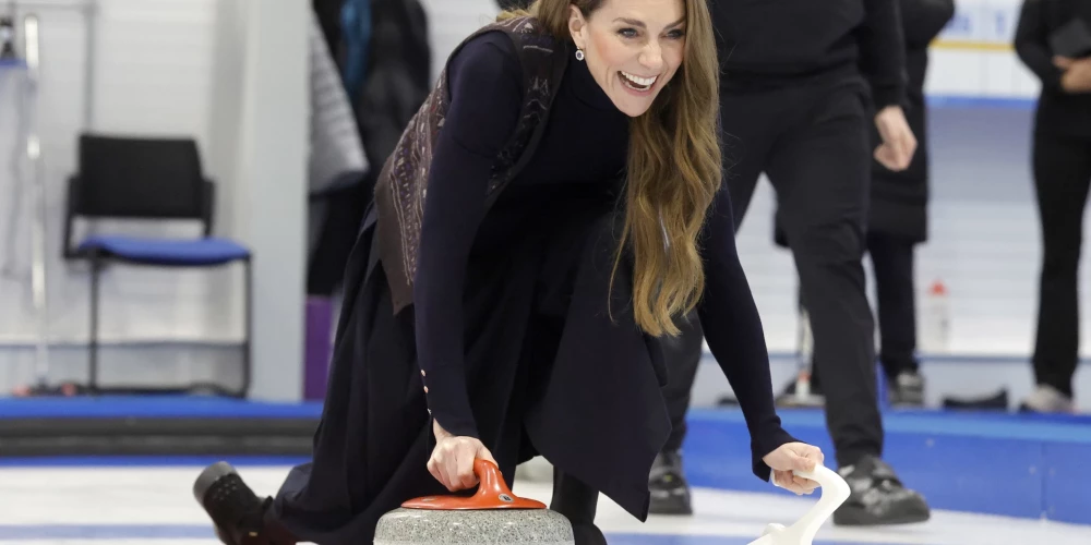 Viesojoties Skotijā, princese Ketrīna un princis Viljams iemēģināja roku kērlinga spēlē Nacionālajā kērlinga Akadēmijā Stērlingā.