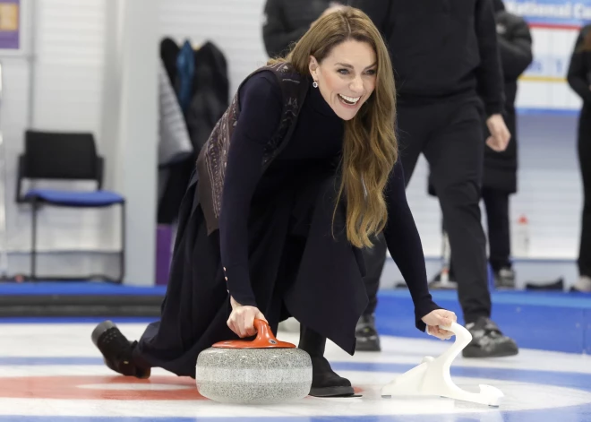 Viesojoties Skotijā, princese Ketrīna un princis Viljams iemēģināja roku kērlinga spēlē Nacionālajā kērlinga Akadēmijā Stērlingā.