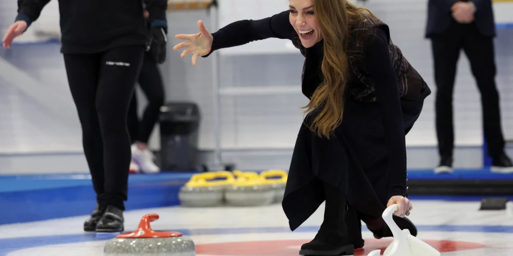 Princese Ketrīna apgūst kērlinga spēli.