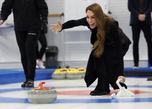 Princese Ketrīna apgūst kērlinga spēli.