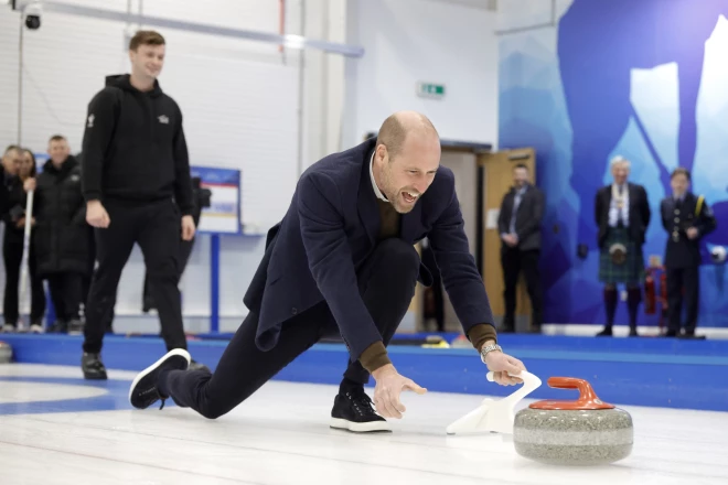 Arī princis Viljams iemēģināja roku kērlingā.