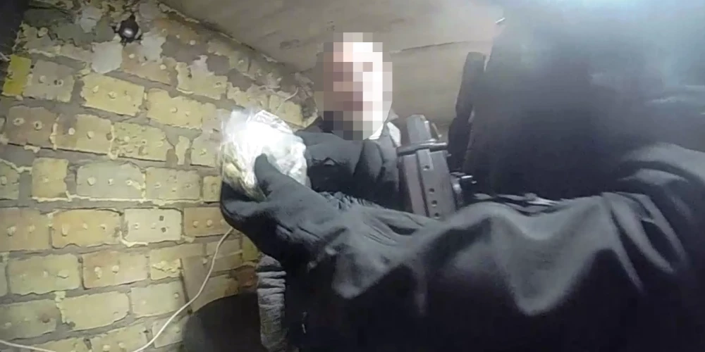 Mežaparkā pēc izsaukuma par ugunsgrēku pašvaldības policija aiztur trīs vīriešus ar iespējamām narkotikām. 