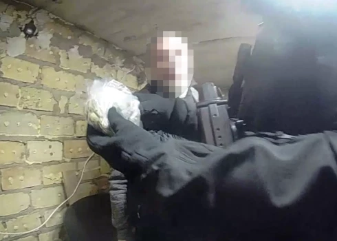 Mežaparkā pēc izsaukuma par ugunsgrēku pašvaldības policija aiztur trīs vīriešus ar iespējamām narkotikām. 