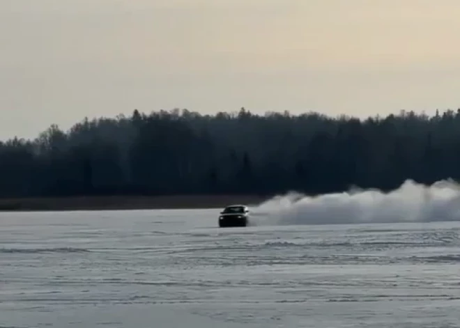 Лед тронулся: можно ли ездить по замерзшим озерам в Латвии?
