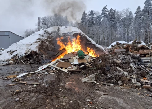 VVD atklāj neatļautu atkritumu dedzināšanu Granīta ielā, Aconē.