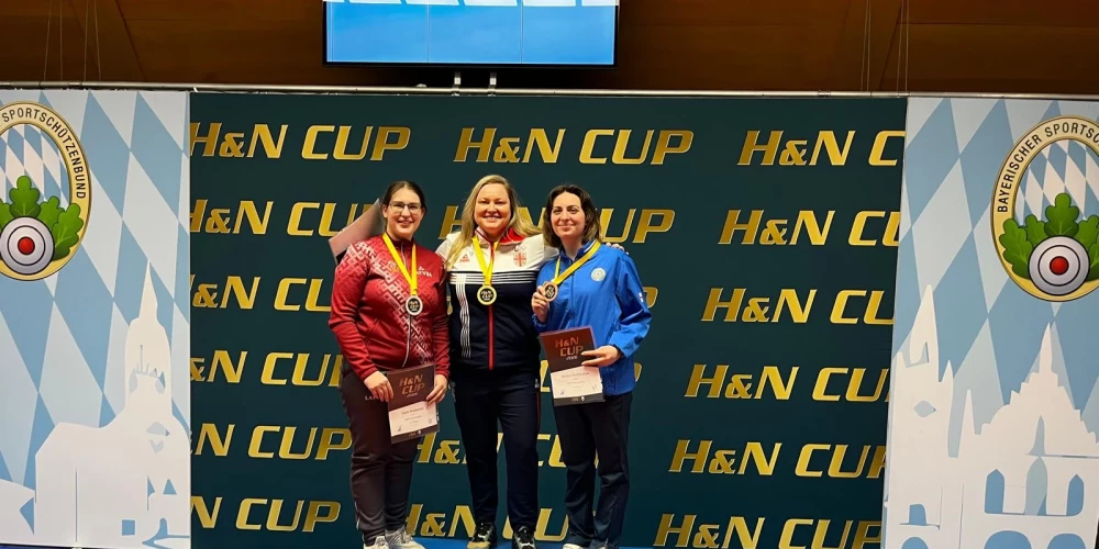 Agate Rašmane (no kreisās) uz goda pjedestāla. 