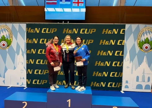 Agate Rašmane (no kreisās) uz goda pjedestāla. 