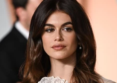 Modele Kaija Gerbere demonstrē savu perfekto presīti un atzīst, ka mamma Sindija Krauforde reizēm sniedz viņai "skarbus" padomus