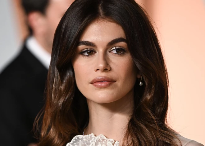 Modele Kaija Gerbere demonstrē savu perfekto presīti un atzīst, ka mamma Sindija Krauforde reizēm sniedz viņai "skarbus" padomus