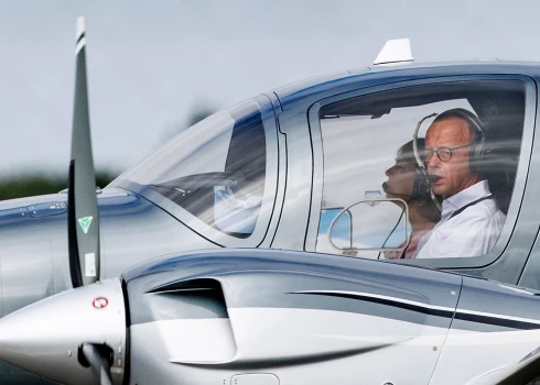 Vācijas kanclers Frīdrihs Mercs ir aizrautīgs pilots.