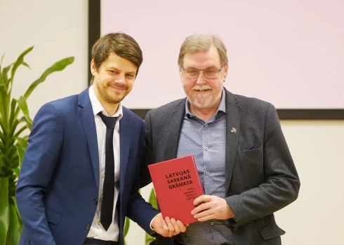 Latvijas Sarkanās grāmatas redaktors, Dabas aizsardzības pārvaldes dabas eksperts Jēkabs Dzenis (no kreisās) un pirmās Latvijas Sarkanās grāmatas sastādītāja dēls, hidrobiologs Andris Andrušaitis piedalās Latvijas Sarkanās grāmatas atvēršanas svētkos Latvijas Universitātes Zinātņu mājā.