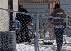 ICE aģenti Minesotā aiztur 5 gadus vecu puiku, kopā ar tēvu viņu nogādā uz nometni otrā ASV galā