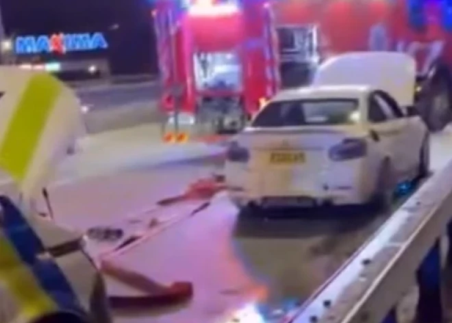 Rīgā avārija ar cietušajiem uz Salu tilta, iesaistīta policijas automašīna