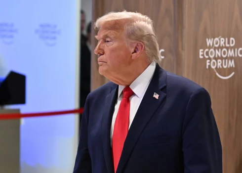 Donalda Trampa runa ikgadējā Pasaules ekonomikas forumā Davosā bija visas pasaules visvairāk gaidītais notikums, diemžēl patiesības un pārbaudītu fakta tajā nebija daudz.