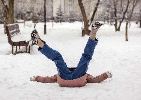 Nākamnedēļ no dienvidiem tuvosies siltāks gaiss, temperatūra mākoņos paaugstināsies straujāk nekā uz zemes, tādēļ iespējams sasalstošs lietus.