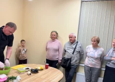 Vienoti garšā: Ķegumā vietējiem iedzīvotājiem un ukraiņiem īpašā meistarklasē atklāj latviešu virtuves noslēpumus