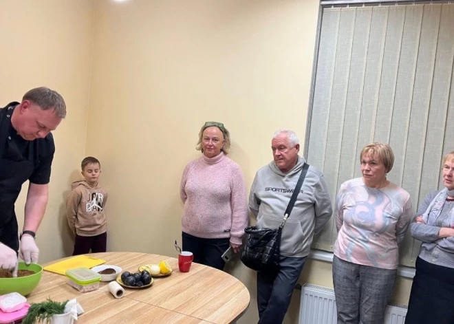 Vienoti garšā: Ķegumā vietējiem iedzīvotājiem un ukraiņiem  īpašā meistarklasē atklāj latviešu virtuves noslēpumus 