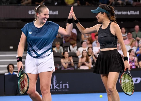 Aļona Ostapenko šobrīd var koncentrēties dubultspēļu turnīram. 