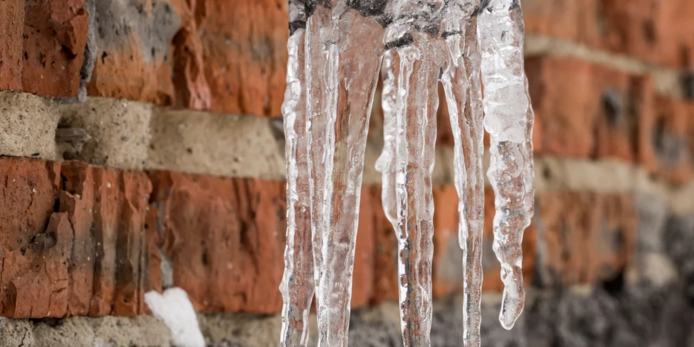 Затяжные холода в Латвии увеличивают риск серьезных аварий.