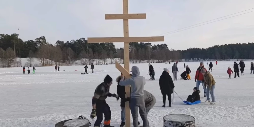 Liepājā, Beberliņos, "krievu pasaule" pirmdien pamanījusies izcirst āliņģi pilsētnieku iemīļotajā slidotavā.
