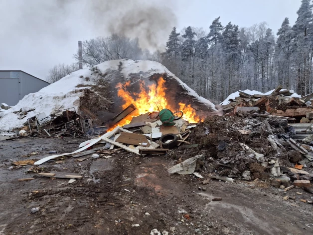 Pašā Rīgas pievārtē – Aconē vides inspektori “uzdūrās” virsū trim lieliem ugunskuriem, kuros tika dedzināti atkritumu kalni, tostarp arī bīstamiem.