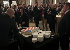 Republikāņu kongresmeņi izklaidējas Kenedija centrā, mielojoties ar "ASV štatu Grenlandi"