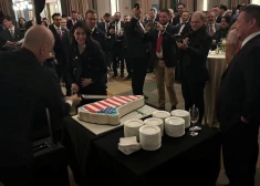 Republikāņu kongresmeņi izklaidējas Kenedija centrā, mielojoties ar "ASV štatu Grenlandi"